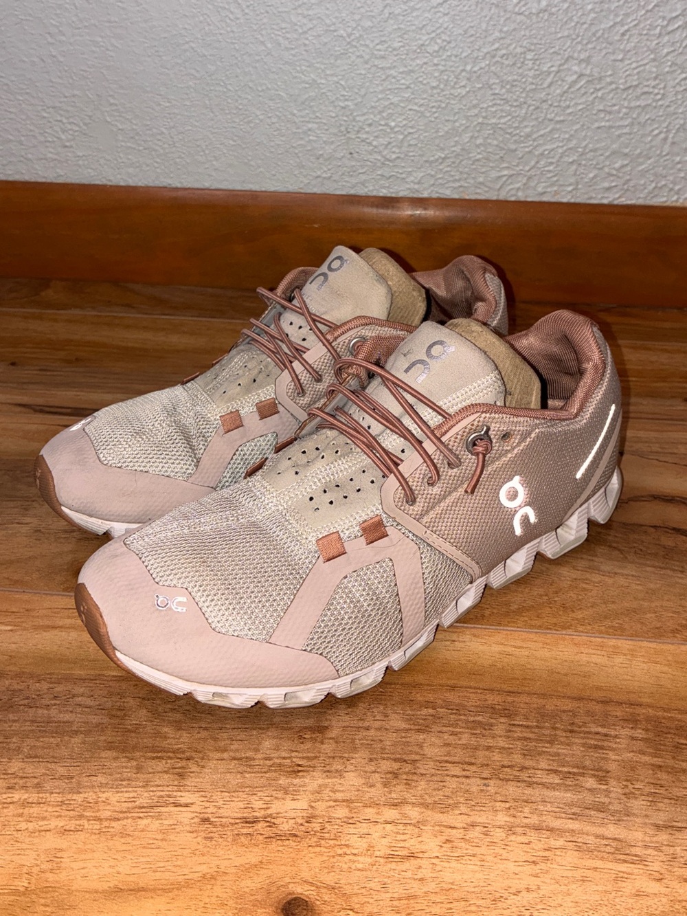On Cloud 5 Women’s Athletic Running Sneaker Shoes, pink rose & beige- size 6.5